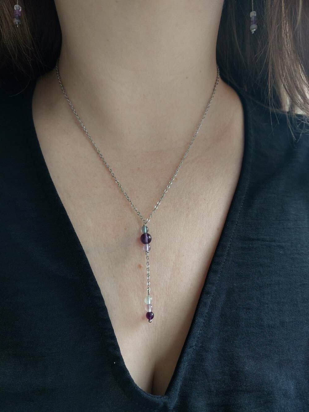 pierre naturelle de fluorite en violet