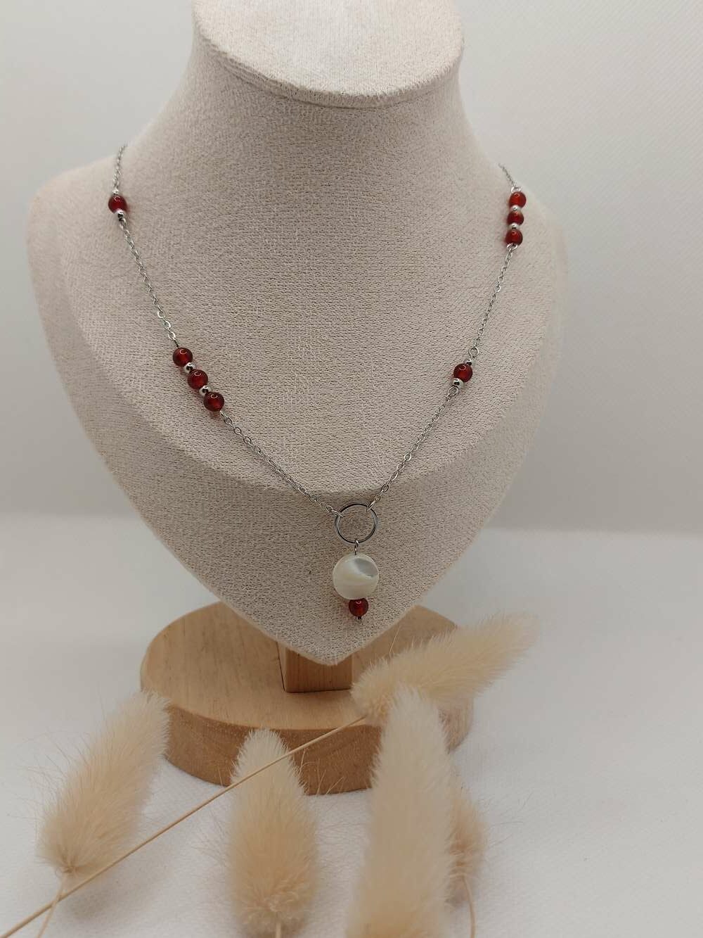 collier en acier inoxydable avec nacre et cornaline