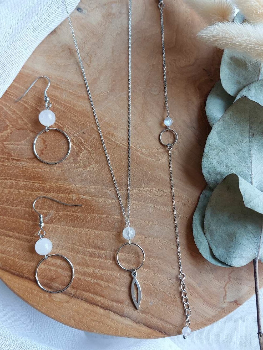 collier, bracelet et boucles d'oreilles avec pierre de lune sur bijou argenté