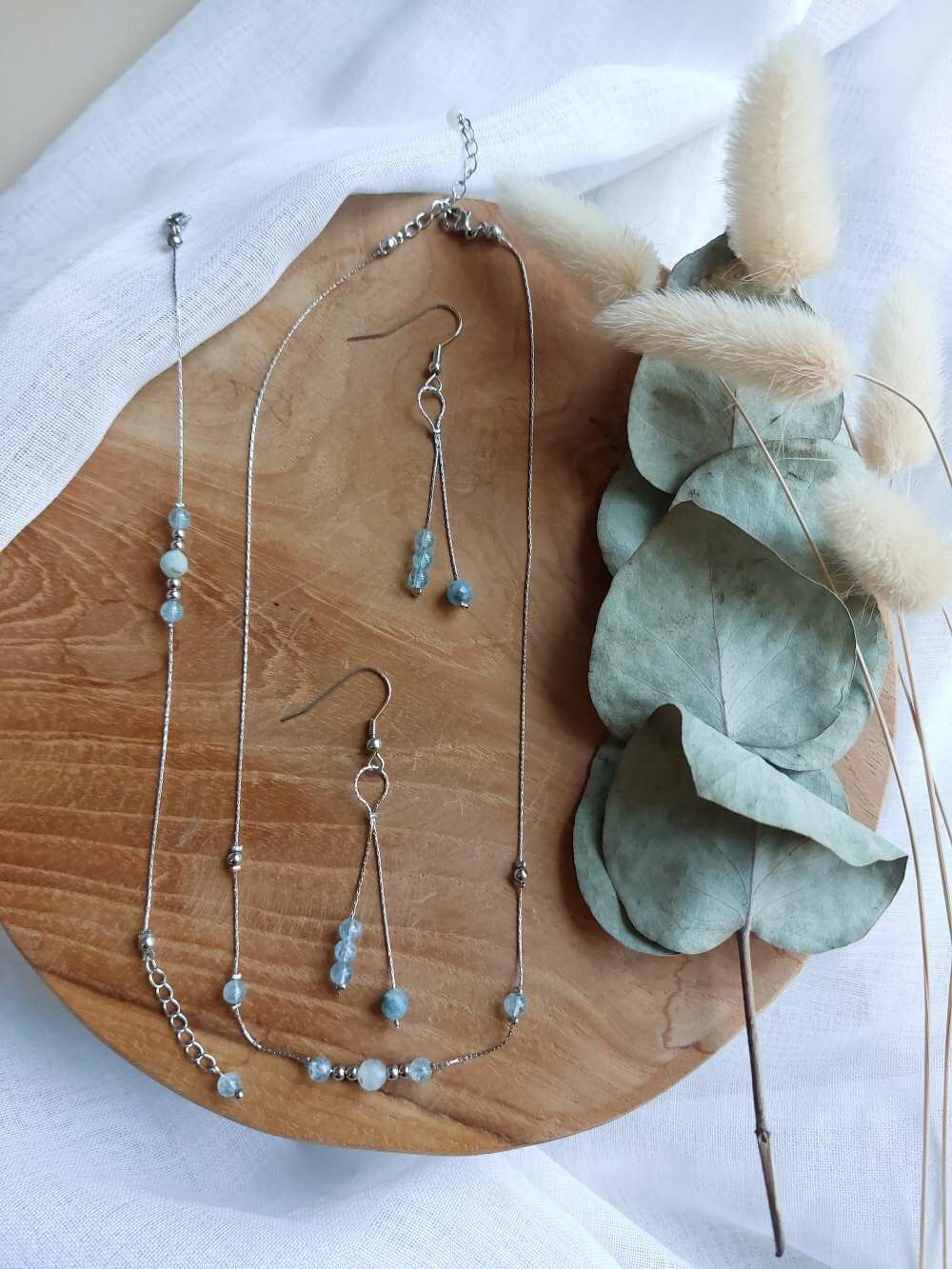 collier, bracelet et boucles d'oreilles en argenté avec aigue marine