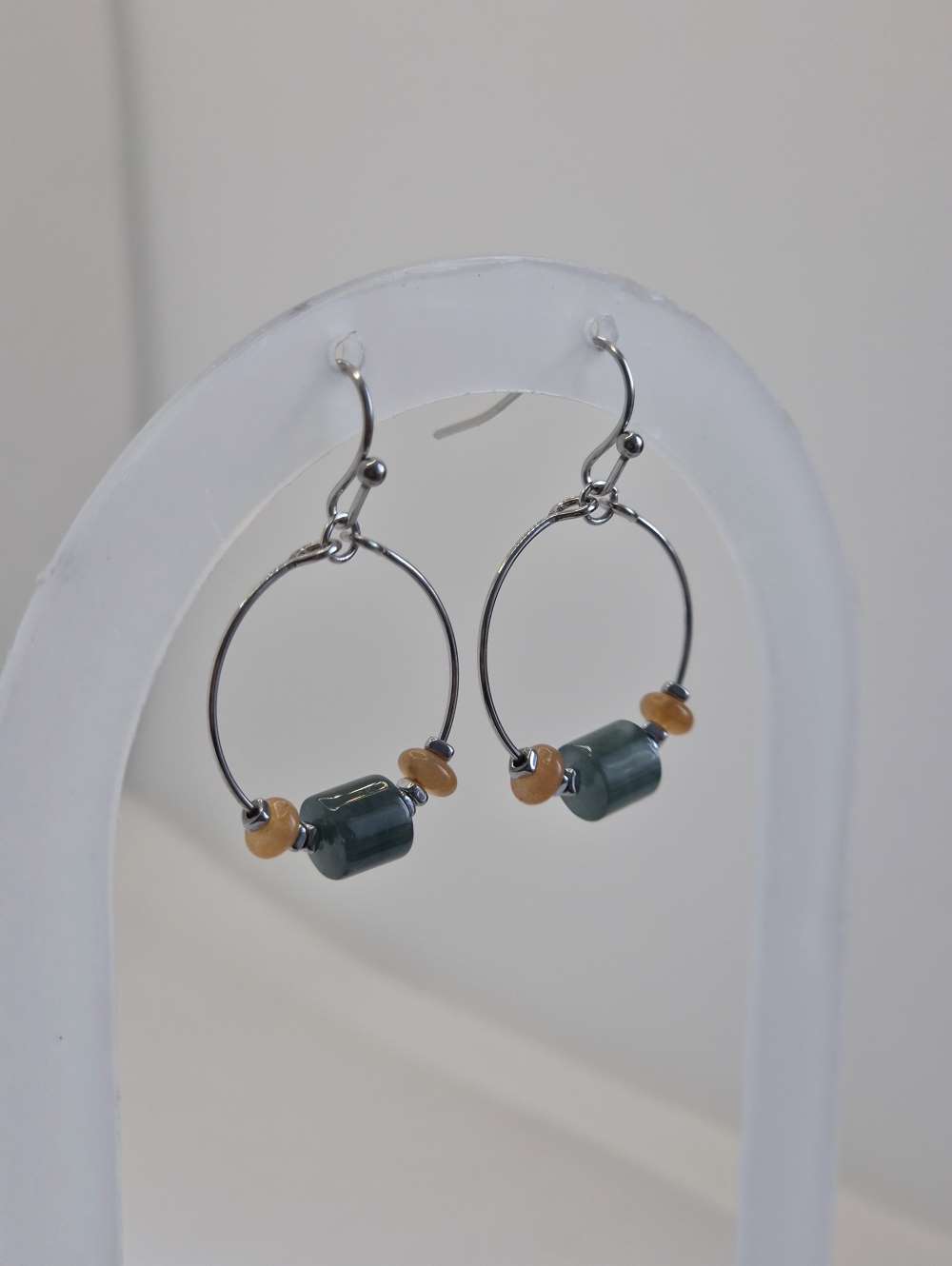 boucles d'oreille en acier inoxydable argenté avec jade verte et aventurine orange