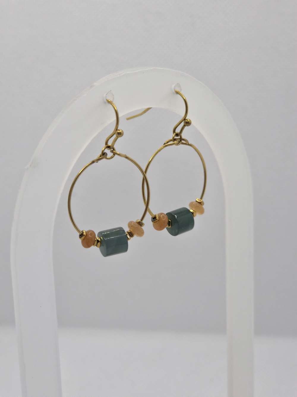 boucles d'oreilles créole avec pierre verte et orange