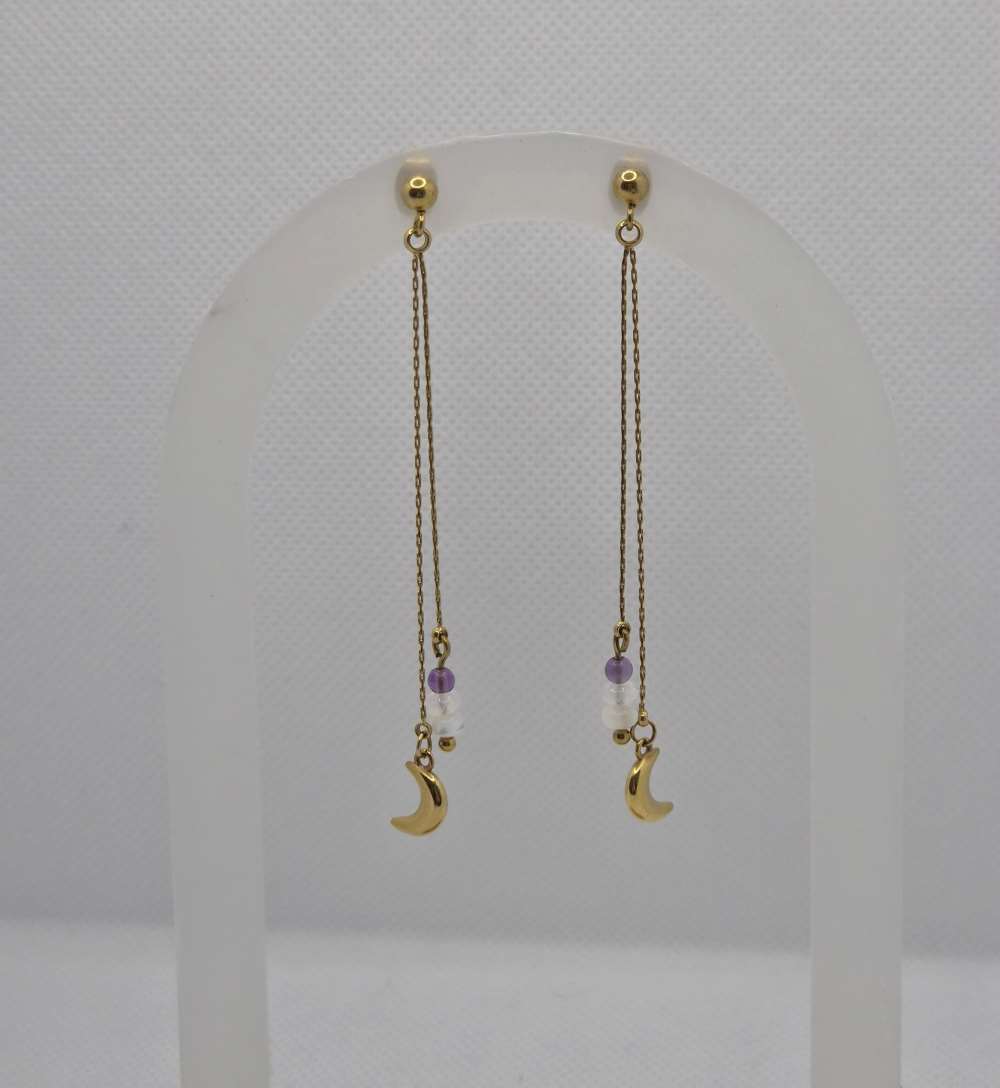 Boucles d'oreilles pendante doré avec une lune et 3 pierres nacre cristal de roche et améthyste