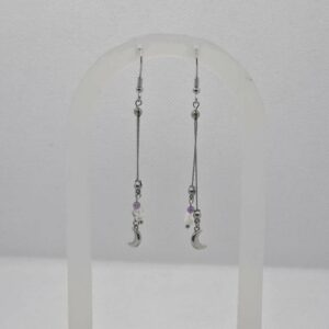 longue boucles d'oreilles avec crochet en argenté avec une lune et de l'améthyste violet, cristal de roche transparent et nacre blanche
