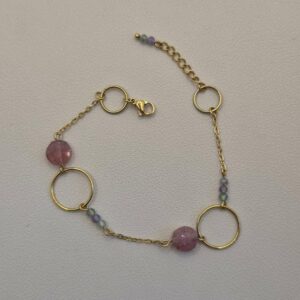 bracelet doré avec cercle, chaine, quartz vert quartz rose fraise et améthyste violet