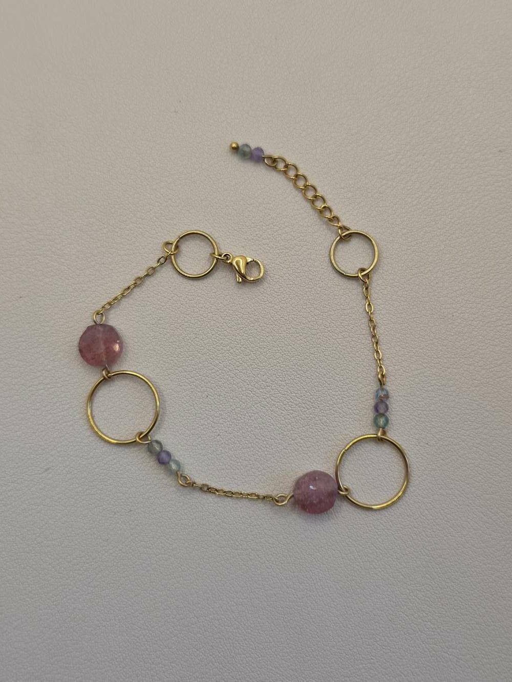 bracelet doré avec cercle, chaine, quartz vert quartz rose fraise et améthyste violet
