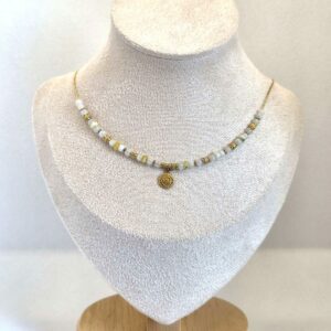 Ras de cou avec médaillon au centre des perles