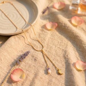 Collier avec médaillon lune et pierre