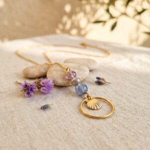 Collier avec perles de verre et naturelle avec médaillon coquillage