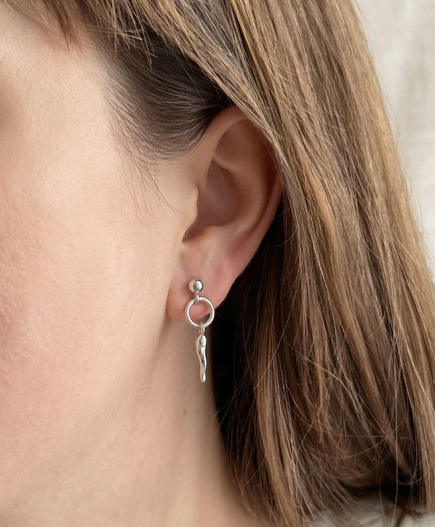 petite boucles d'oreilles clou avec piment