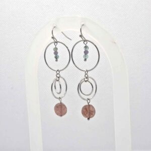 Longues boucles d'oreilles avec cercle et pierre rose, vert et violet