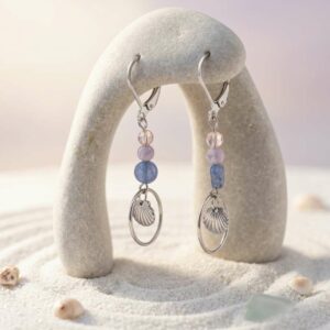 Boucles d'oreilles argenté avec perles de verre et pierre naturelle bleu et un médaillon coquillage