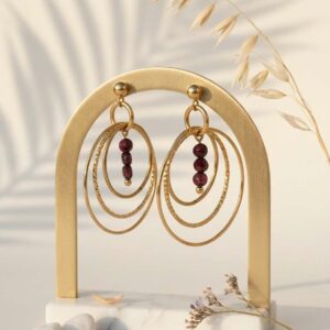 Boucles d'oreilles doré avec perles de grenat au centre des cercles