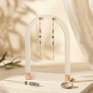 Boucles d'oreilles pendante avec chaine fine et perle bleu au centre