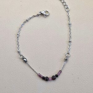 Bracelet argenté avec au centre des perles de tourmaline et de grenat rose et noir