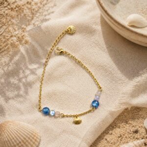 bracelet doré avec coquillage et perles
