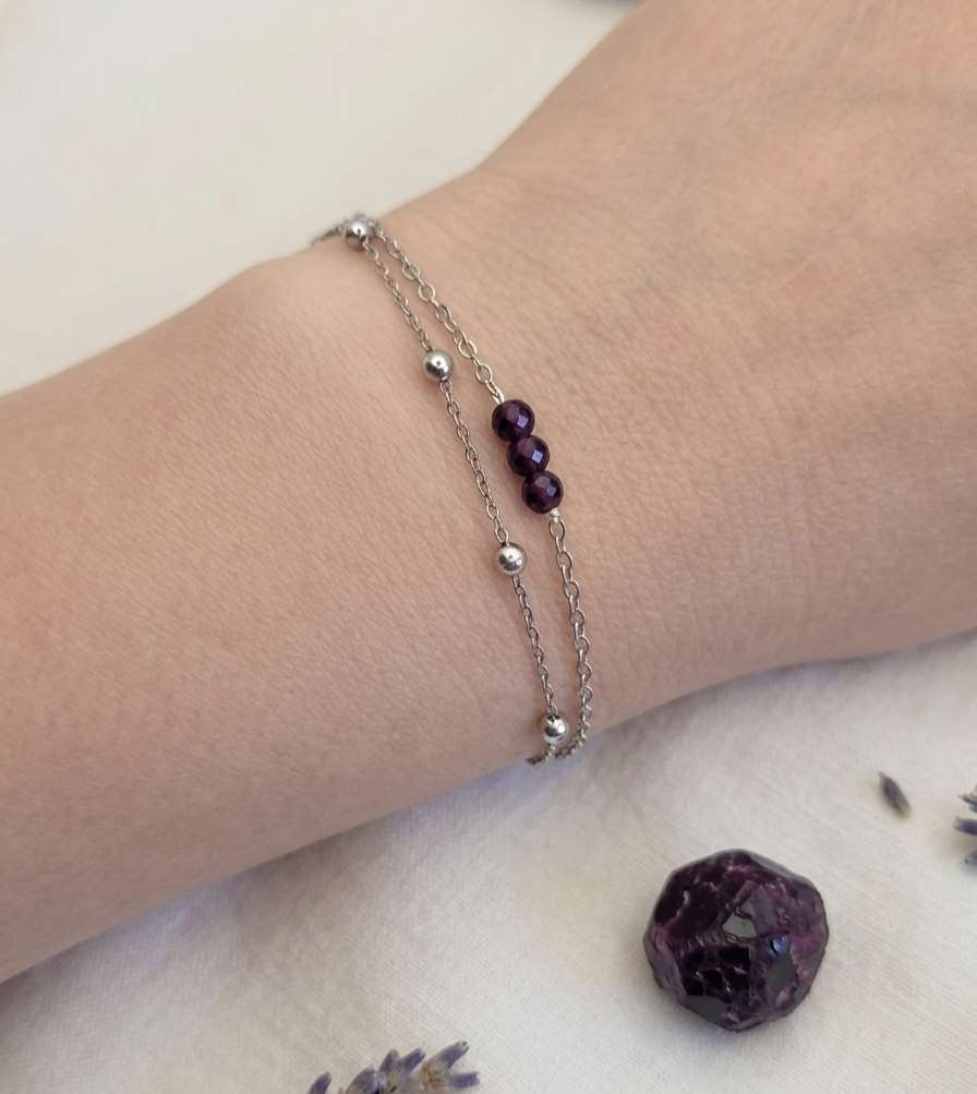 Bracelet double rang en acier inoxydable argenté avec perle de grenat