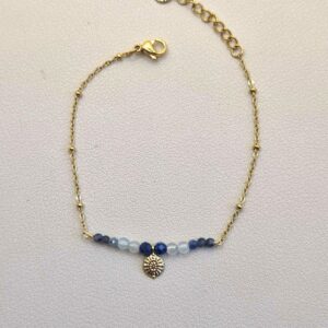 bracelet doré avec pierre sodalite et aigue marine au centre un médaillon