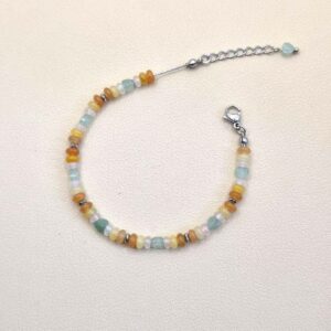 bracelet en acier inoxydable argenté avec plein de perles en vert orange jaune et rose pale