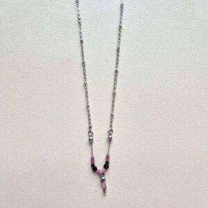 collier long avec piment au centre des perles