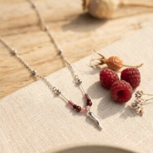Collier avec perles et piment au centre
