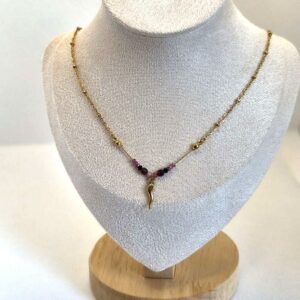 Collier doré avec piment et pierre rose et noir