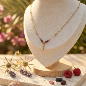 Collier mi long avec tourmaline et grenat avec piment au centre
