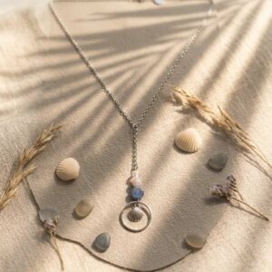 Collier avec coquillage au bout