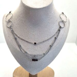 Collier aux multiples chaine et avec grenat