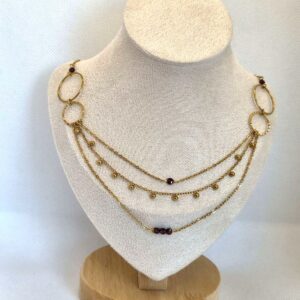 Collier doré avec pierre de couleur bordeaux