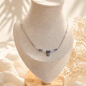Collier ras de cou argenté avec perles bleue