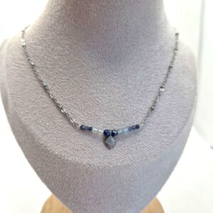 collier aux perles bleu et médaillon au centre