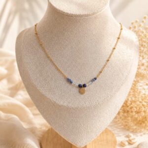 Collier doré avec perle bleue au centre