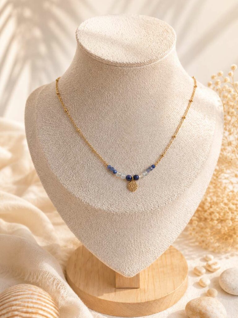 Collier doré avec perle bleue au centre