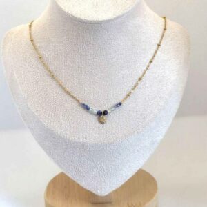 Ras de cou aux perles bleus et médaillon au centre