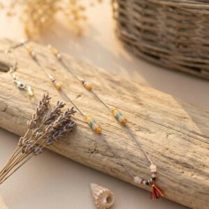 Collier long avec plusieurs perles colorés