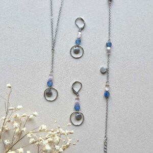 L'ensemble parure de bijoux boucles d'oreilles, collier et bracelet avec la kyanite bleu et des perles de verres