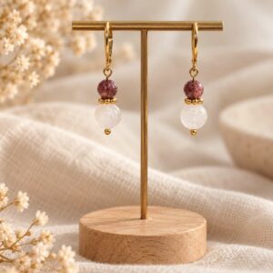 petites boucles d'oreilles dormeuses avec quartz fraise et pierre de lune