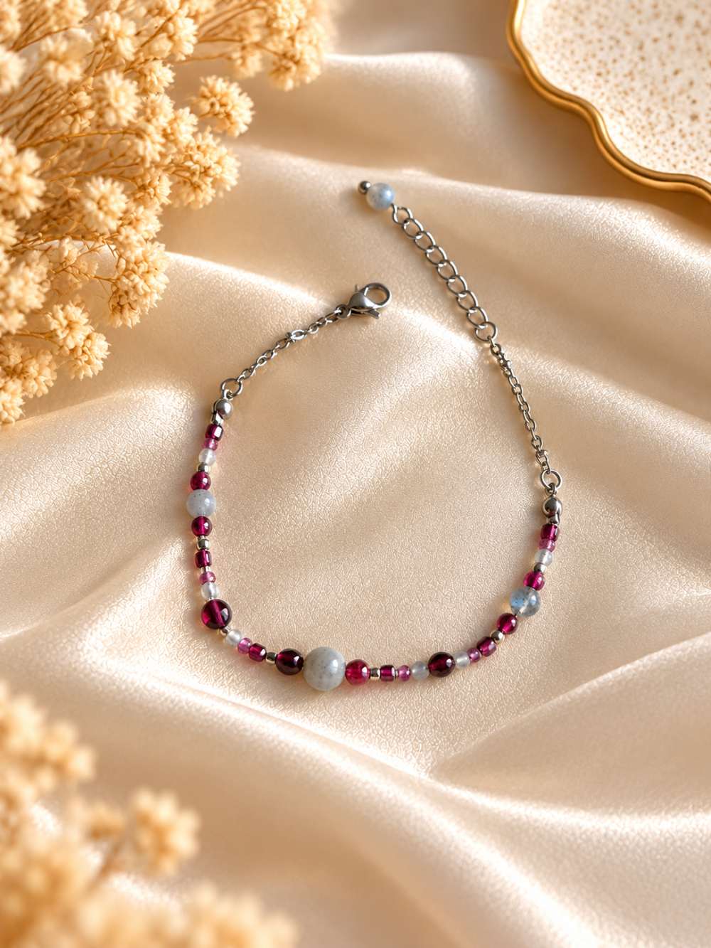 bracelet doré avec perle de pierre naturelle