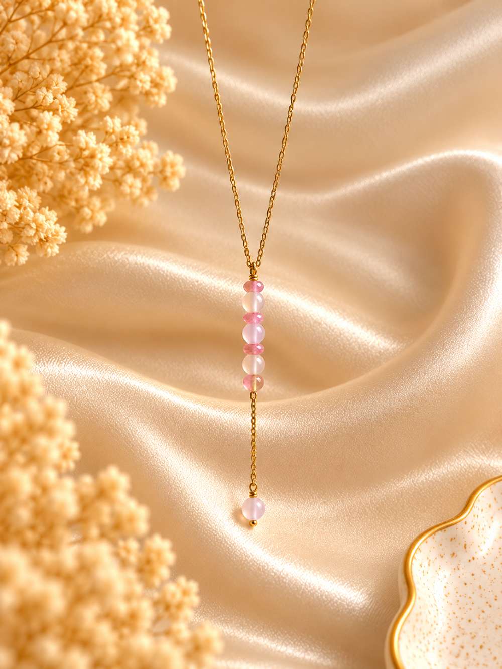 Collier en acier inoxydable doré avec des pierres d'amour