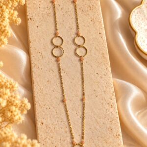 collier long doré avec pierre naturelle
