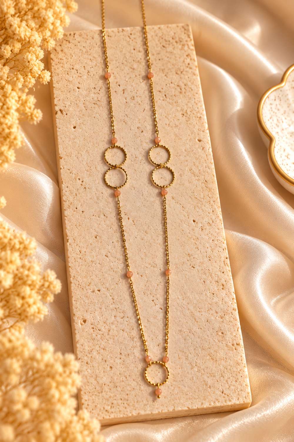 collier long doré avec pierre naturelle