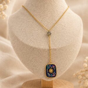 Collier Y avec pierre de protection la labradorite et médaillon paillette et soleil en fin de collier