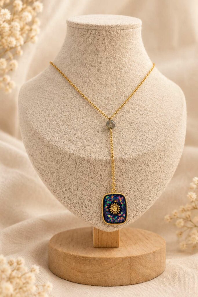 Collier Y avec pierre de protection la labradorite et médaillon paillette et soleil en fin de collier